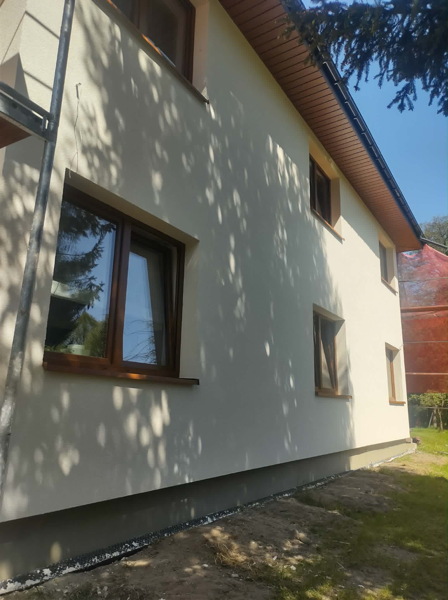 Elewacja domu z drewnianymi oknami